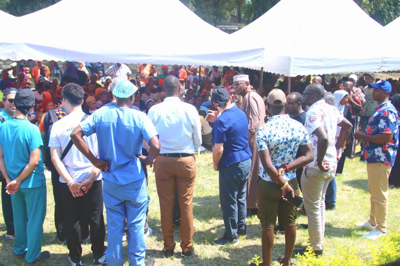 Çocuklarla toplu fotoğraf